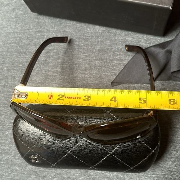 Chanel sunglasses with faux peal - Picture 12 of 12